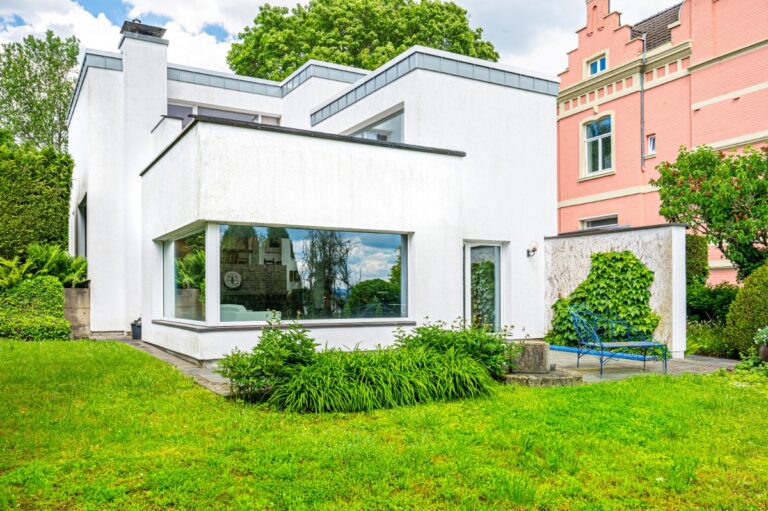 Aachen-Zentrum: Traumhafte Split-Level-Villa mit Blick über Aachen bis hin zur Eifel