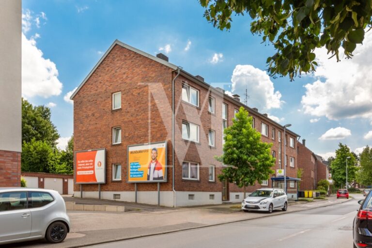 Eschweiler-Dürwiss: Grundsolides Anlageobjekt: 6-FH mit 380m² Wohnfläche, 5 Garagen + 2 Werbetafeln